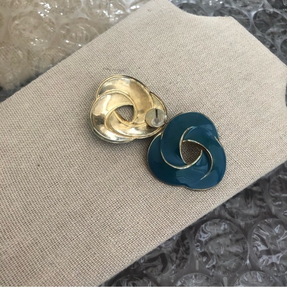 Vintage Pierced Earrings - Picture 2 of 3